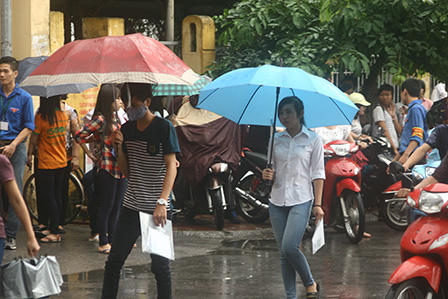 Sĩ tử đội mưa làm thủ tục thi ĐH đợt 2